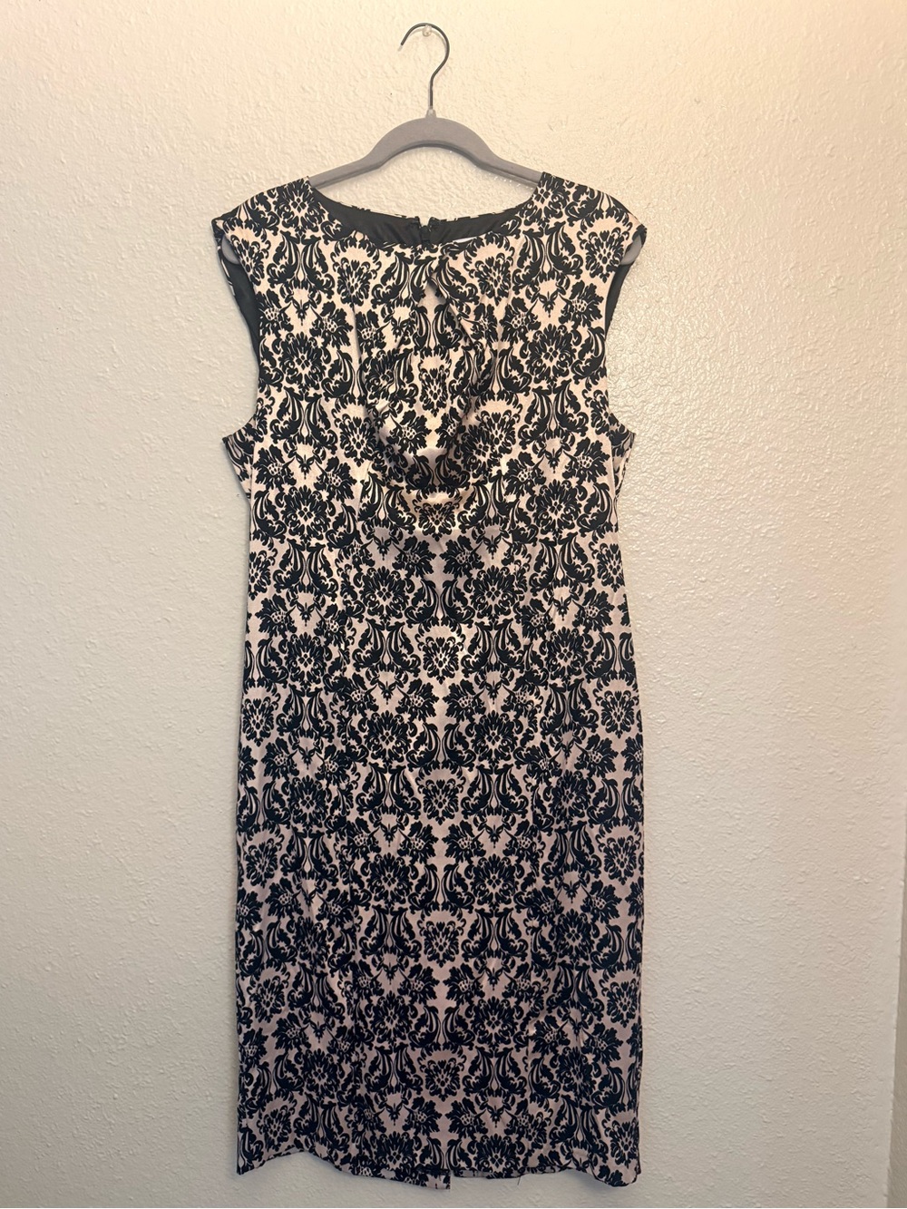 Classic Black and Cream Sleeveless Sheath Dress
